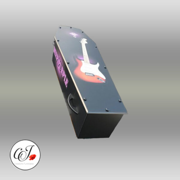 Cercueil modèle parisien en plaqué chêne avec motif guitare et inscription deep purple - vue dessus - CJ Créations Funéraires